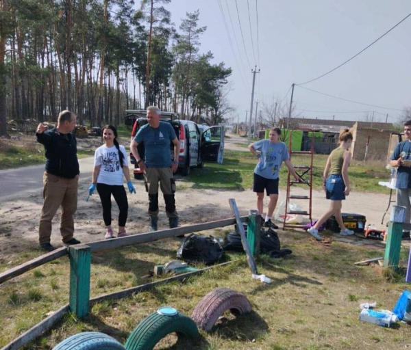Благодійники збудують нові дитячі майданчики у селі Мощун (ФОТО)