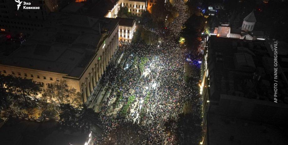 Protests in Georgia: Demonstrators set fire to the parliament building (video).