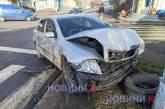 In Mykolaiv, after an accident, a Skoda veered onto the sidewalk while a Volkswagen was left without a wheel (photo included).