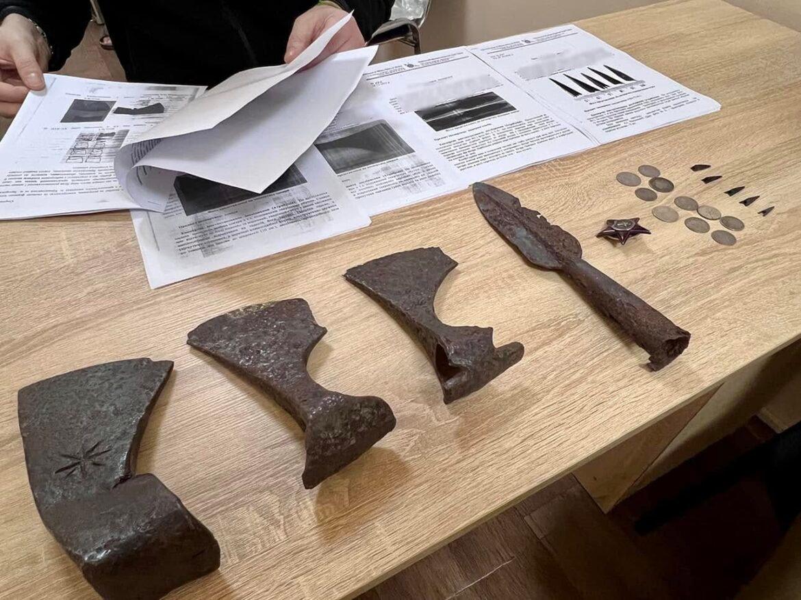 Kyiv customs officials have donated ancient weapons to a museum.