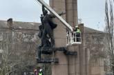 In Mykolaiv, the monument commemorating the 70th anniversary of the Komsomol is being dismantled (photos, videos available).