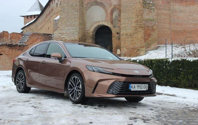 Тест-драйв Toyota Camry: плюсы и минусы этого премиального седана.