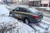 A Citroën skidded on a slippery road in Mykolaiv, causing it to spin out and crash into the curb (photo).