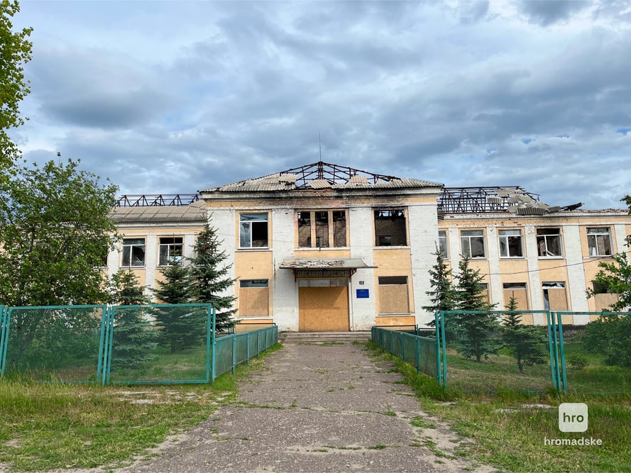 Разрушенное здание в центре Петровского, Харьковская область