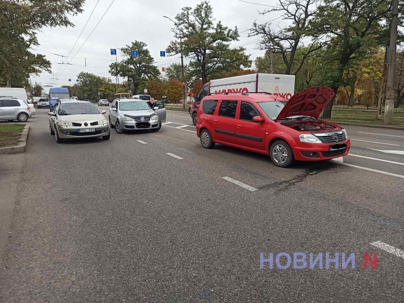 Три автомобиля столкнулись возле зоопарка в Николаеве – образовалась большая пробка