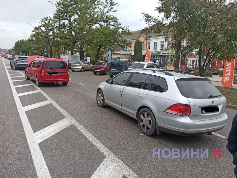 Три автомобиля столкнулись возле зоопарка в Николаеве – образовалась большая пробка