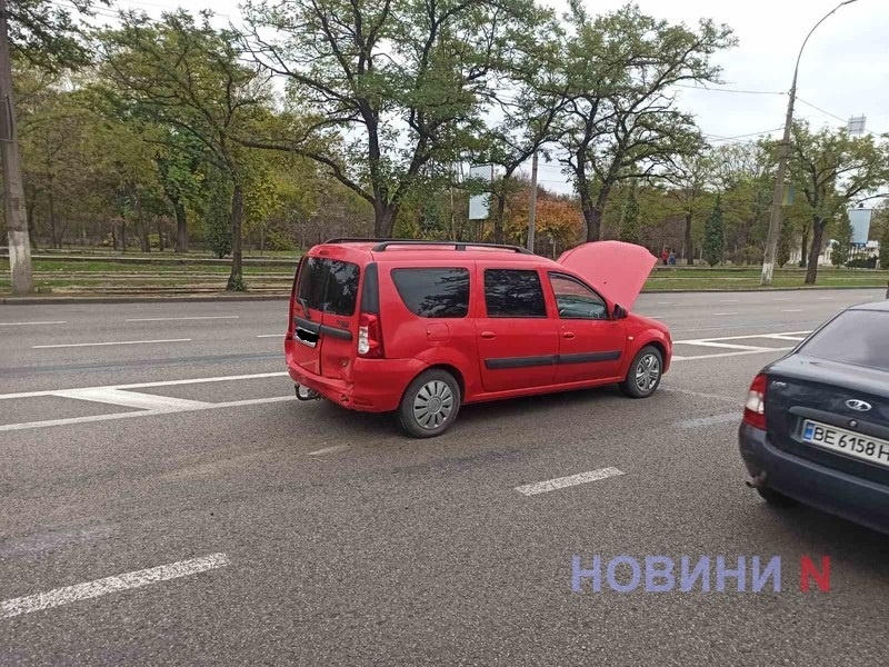 Три автомобиля столкнулись возле зоопарка в Николаеве – образовалась большая пробка