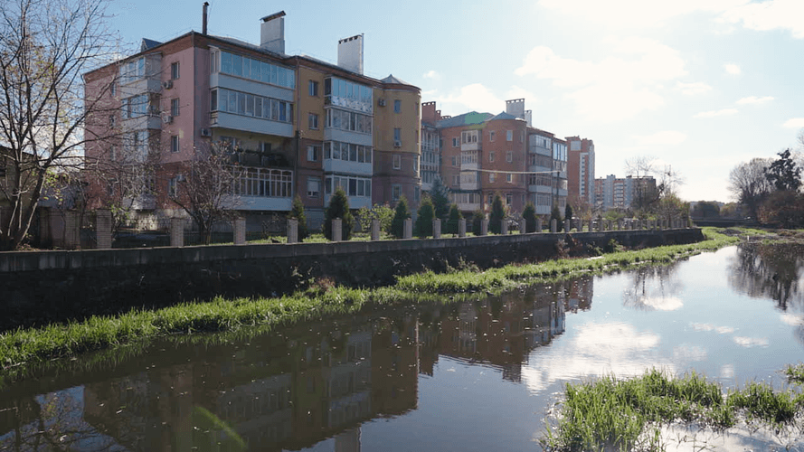 Квартира Круп расположена здесь на берегу реки, рядом с городским парком