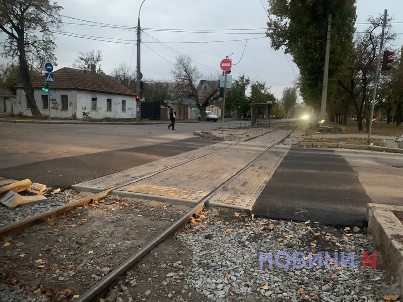 На перекрестке в центре Николаева серая плитка «поплыла» через неделю после ремонта