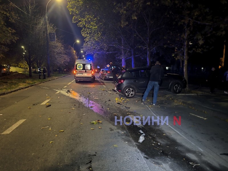 В центре Николаева пьяный водитель на «Мицубиси» врезался в «Рено» — пострадала женщина