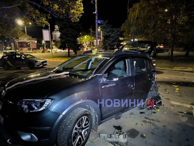 В центре Николаева пьяный водитель на «Мицубиси» врезался в «Рено» — пострадала женщина