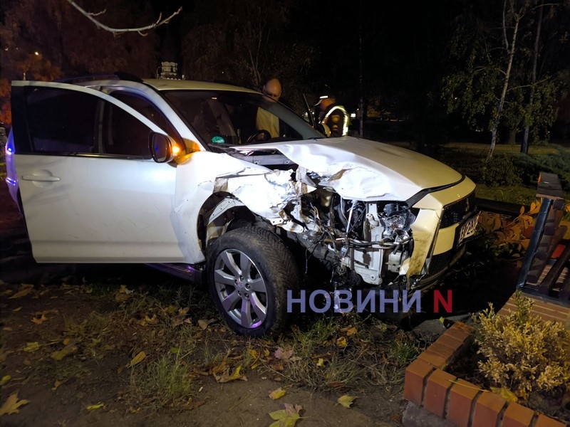 В центре Николаева пьяный водитель на «Мицубиси» врезался в «Рено» — пострадала женщина