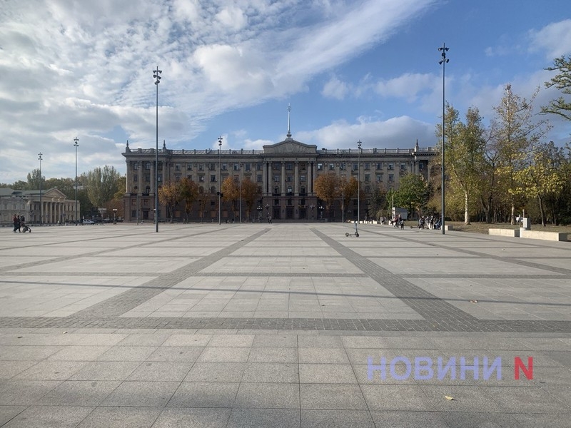 На Серой площади в Николаеве продолжает разрушаться плитка (фото)