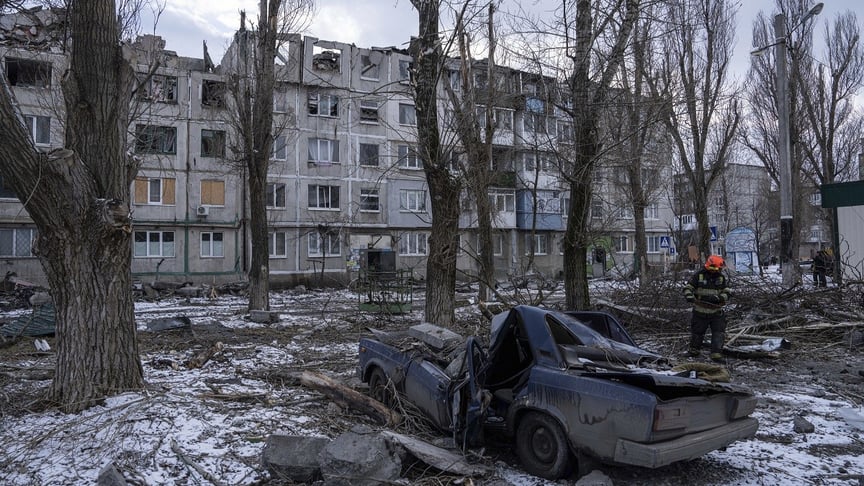 Иллюстративная фотография. Спасатели разбирают завалы жилого дома, разрушенного российской ракетой в Покровске, 15 февраля 2023 года