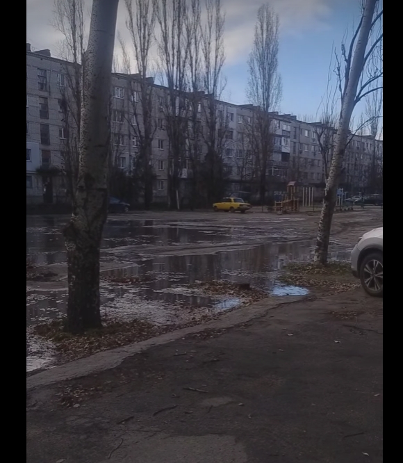 «Водой залит весь двор»: в Николаеве, из-за прорыва водопроводных сетей, потоп во дворе многоэтажки