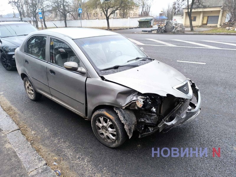 На перекрестке в Николаеве столкнулись Chery и Daewoo - пострадала пассажирка