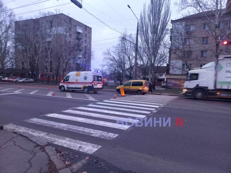 В Николаеве автомобиль скорой помощи сбил пешехода: огромная пробка