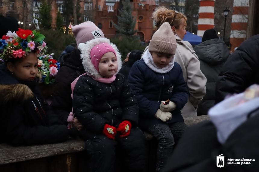 В Николаеве торжественно открыли главную городскую елку (фоторепортаж)