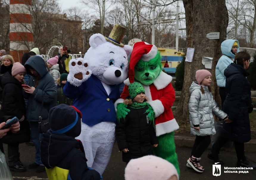 В Николаеве торжественно открыли главную городскую елку (фоторепортаж)