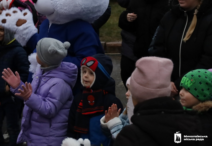 В Николаеве торжественно открыли главную городскую елку (фоторепортаж)