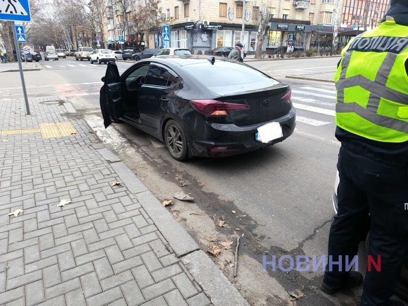 В центре Николаева Hyundai сбил 6-летнюю девочку на переходе – ребенка увезла «скорая»