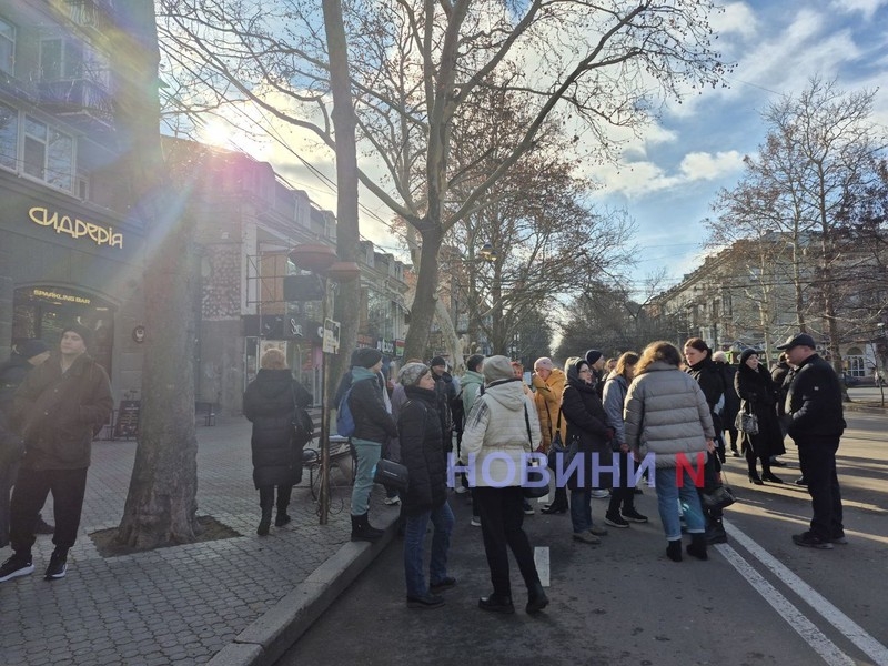 В Николаеве горожане вышли на главную улицу защищать платаны (фото)