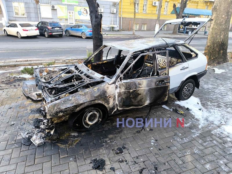 В центре Николаева рядом со зданием полиции сгорел автомобиль (фото, видео)