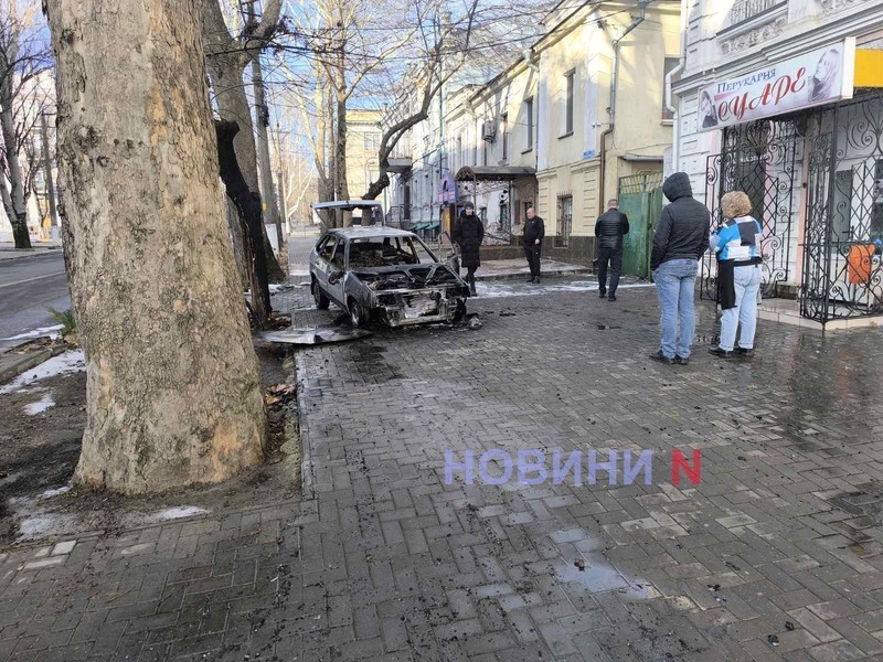 В центре Николаева рядом со зданием полиции сгорел автомобиль (фото, видео)