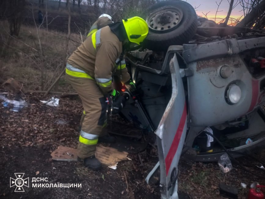 В Николаевской области перевернулась скорая: двое пострадавших