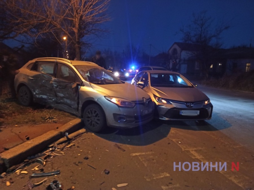 На перекрестке в Николаеве столкнулись «БМВ», «Рено» и «Тойота»: пострадали два человека (фото, видео)