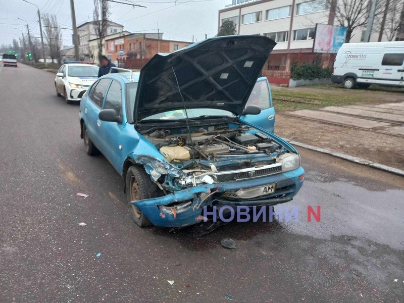 В Николаеве «Тойота» при обгоне протаранила «Деу»: автомобиль развернуло (фото)