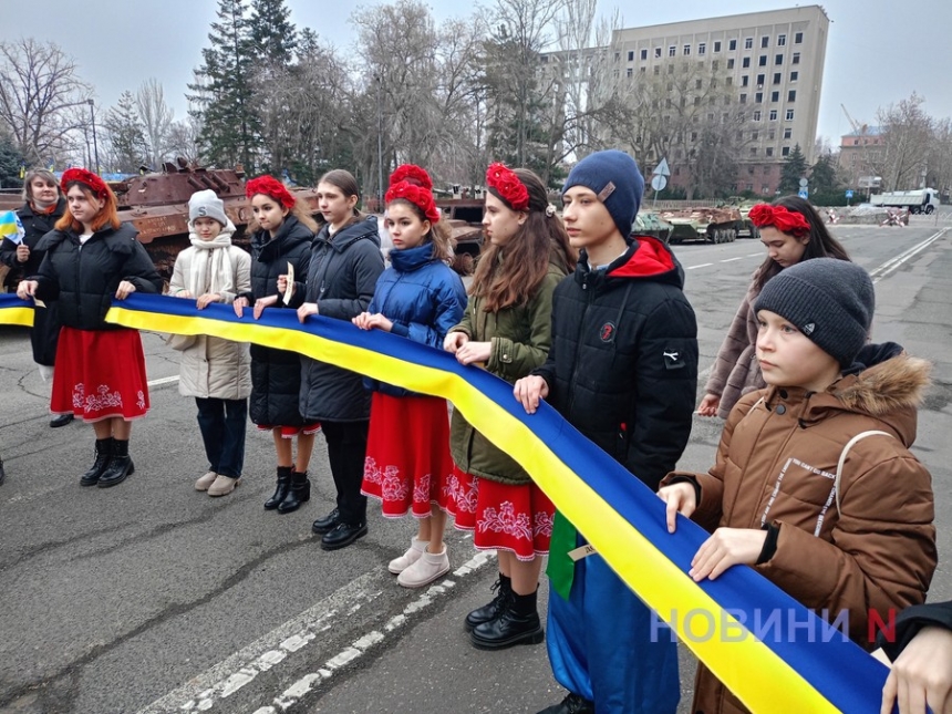 Город несокрушимых: в Николаеве провели флешмоб ко Дню соборности Украины (видео)