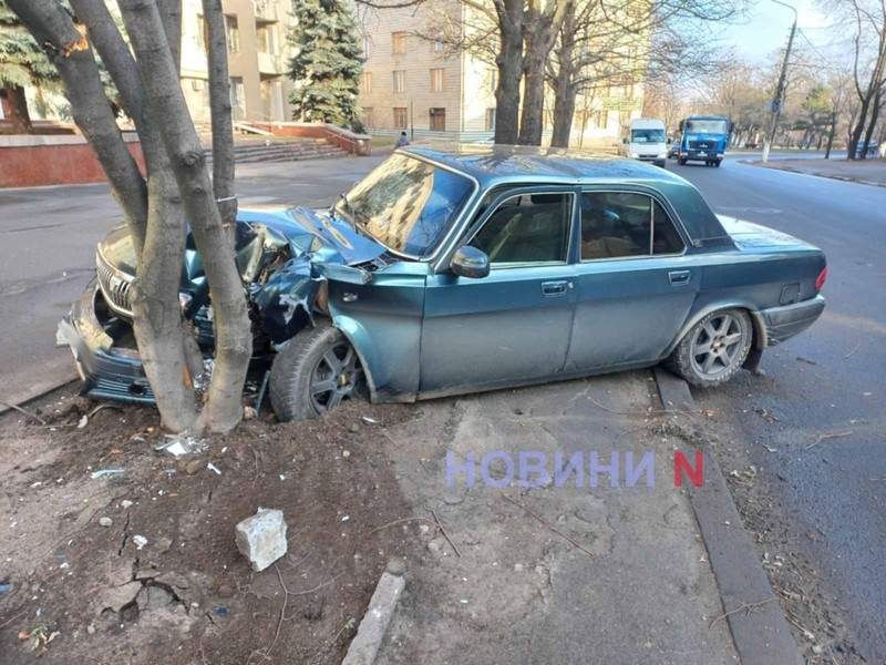 В Николаеве «Волга» врезалась в дерево (фото)