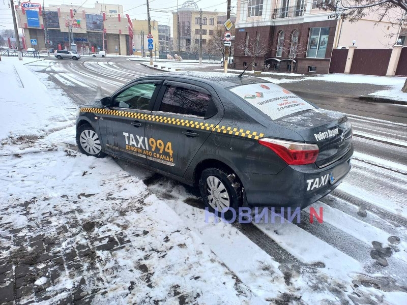 «Ситроен» из-за скользкой дороги развернуло и он врезался в бордюр в Николаеве (фото)